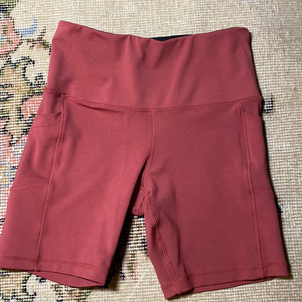 Womens midi Yoga shorts 8% SPANDEX ❤️ EUC! Size Small